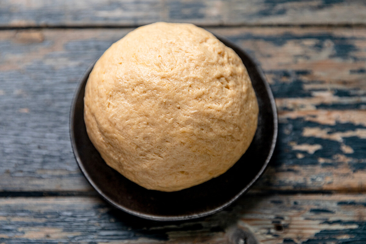 Kurnik, Russian Meat Pie. a Traditional Dish of Dough Lies in a Black Pan  on the Table Stock Photo - Image of cooking, bakery: 140166536