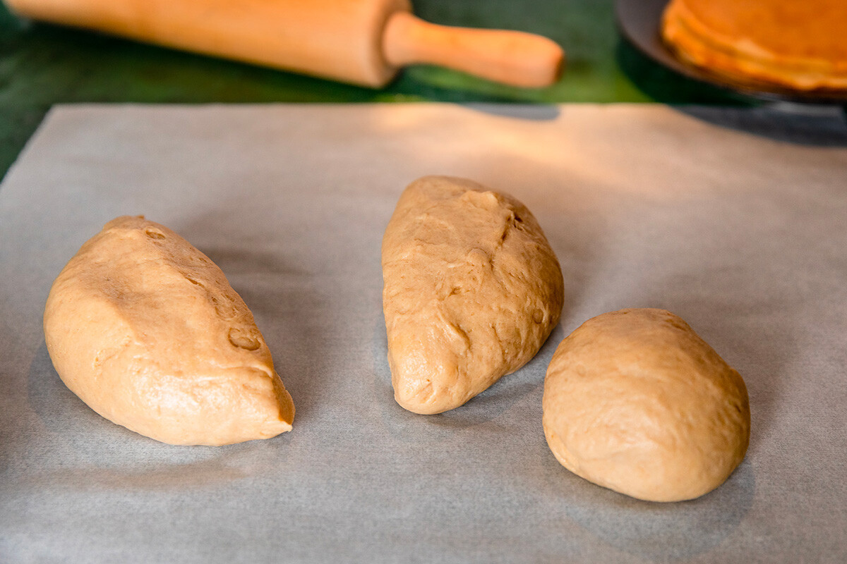 Kurnik, Russian Meat Pie. a Traditional Dish of Dough Lies in a Black Pan  on the Table Stock Photo - Image of cooking, bakery: 140166536