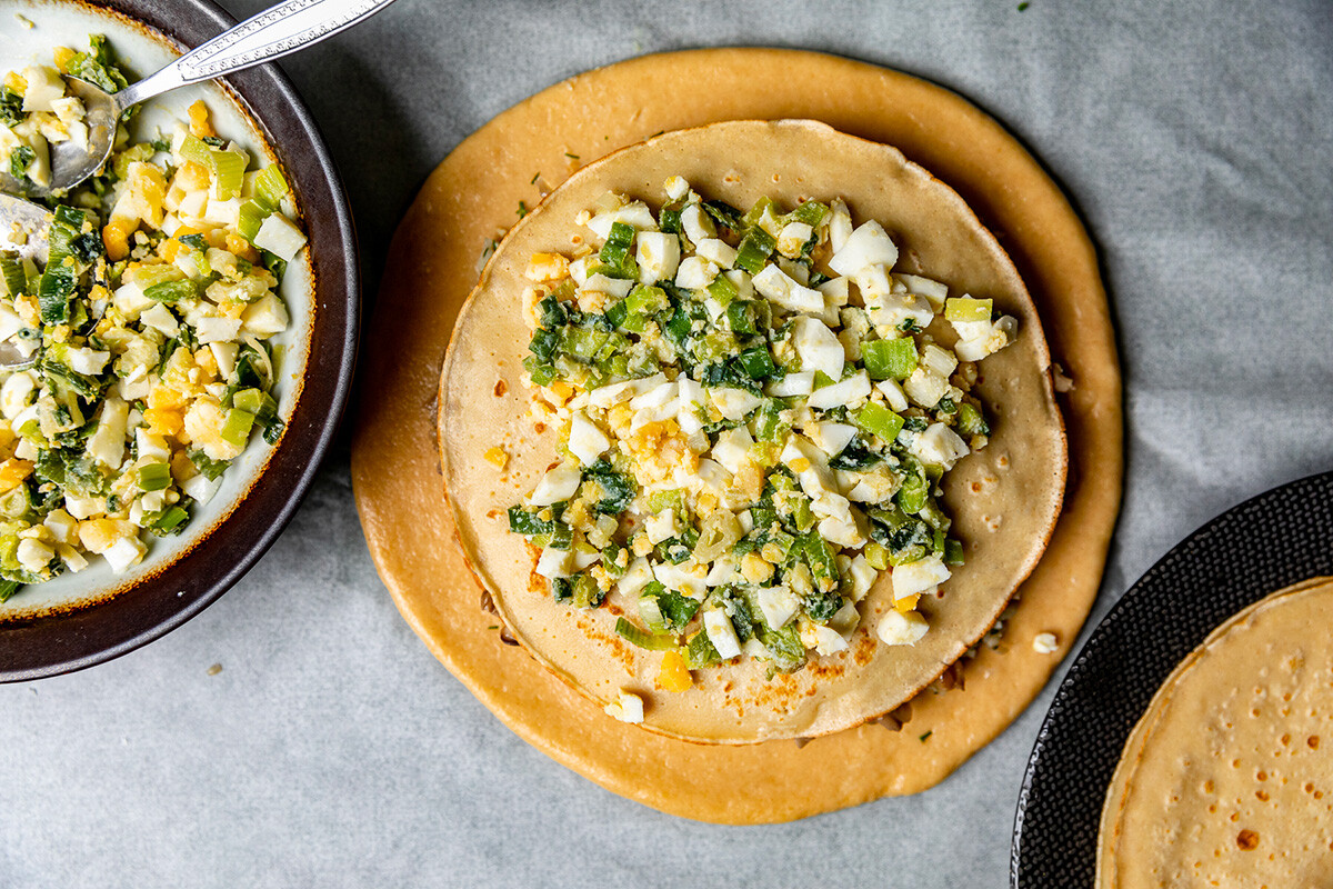 Festive Russian Kurnik sliced pie stuffed with chicken, potatoes and onions  close up on a slate board on the table. vertical top view above Stock Photo  - Alamy