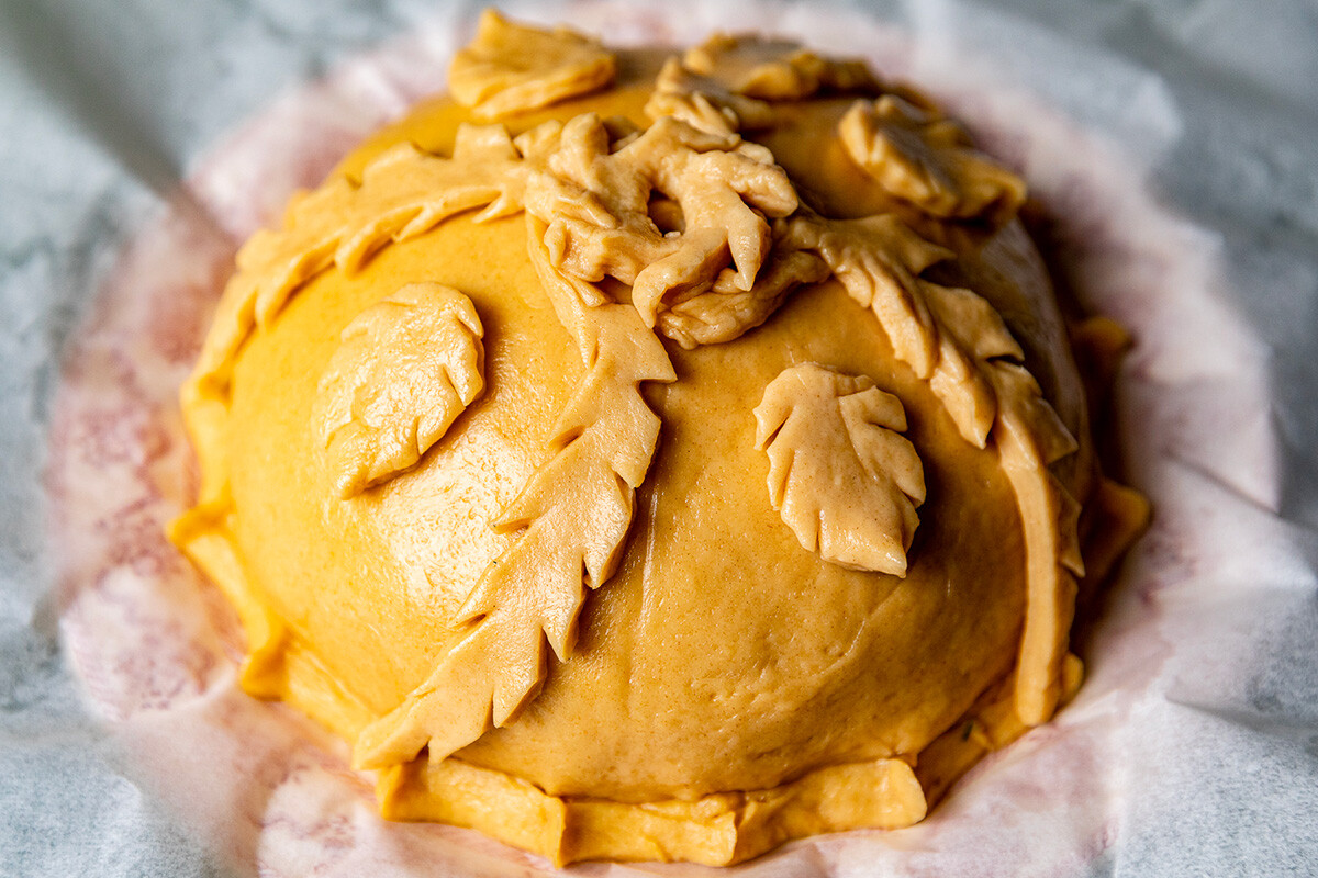 Festive Russian Kurnik sliced pie stuffed with chicken, potatoes and onions  close up on a slate board on the table. vertical top view above Stock Photo  - Alamy