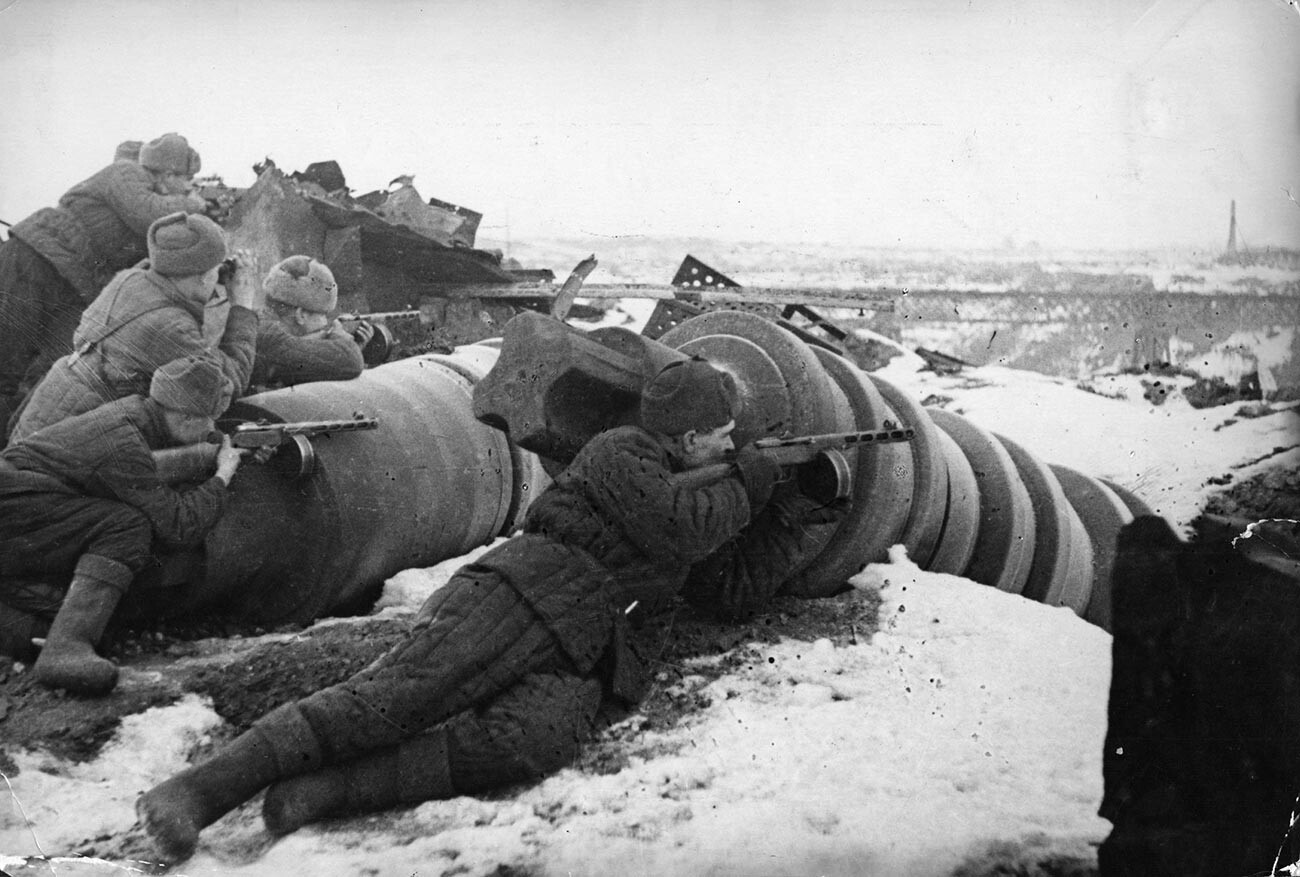 26th November 1942: Armed with light machine guns, Soviet troops attack the German forces in the vicinity of the Red October plant in Stalingrad.