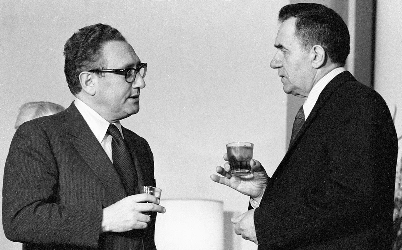 El Secretario de Estado estadounidense, Henry Kissinger (a la izquierda), y el Ministro de Asuntos Exteriores de la URSS, Andréi Gromiko (a la derecha).