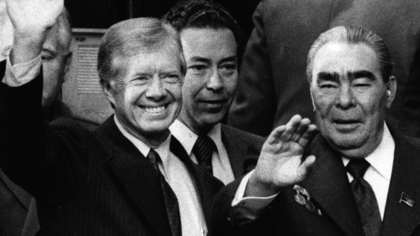 En 1979, Víktor Sujodrev (en el centro) con Jimmy Carter (a la izquierda) y Leonid  Brézhnev (a la derecha).