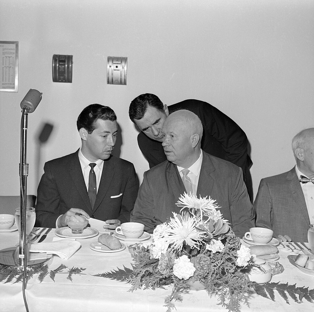 El primer ministro soviético Nikita Jrushchov escucha a su ministro de Asuntos Exteriores, Andréi Gromiko, durante un almuerzo en las Naciones Unidas. A la derecha de Jrushchov está Víktor Sujodrev.