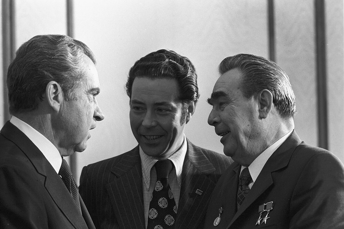 Visita de Richard Nixon a la URSS. Sujodrev está en el centro, entre el presidente estadounidense Richard Nixon y el líder soviético Leonid Brézhnev.
