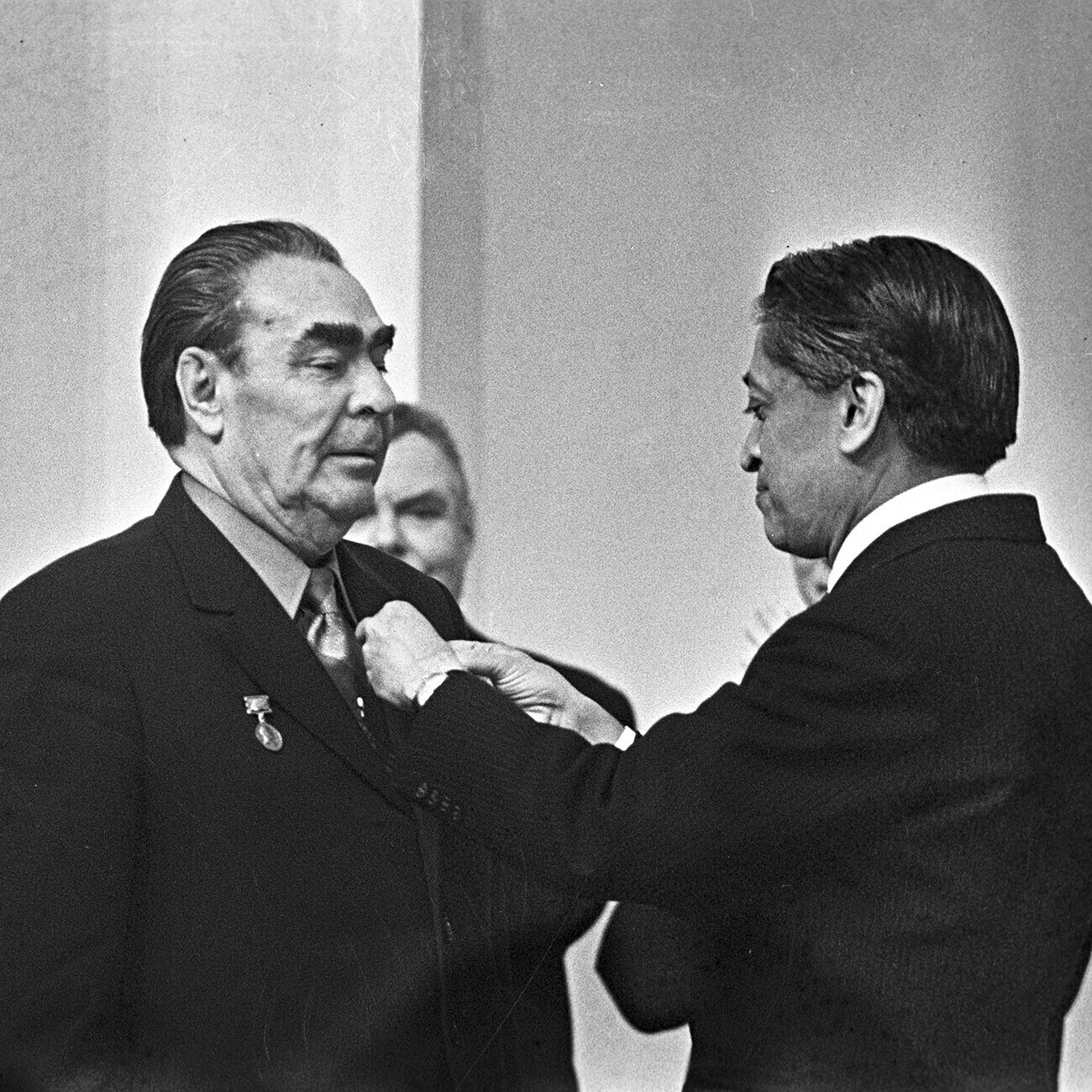 Romech Tchandra décerne à Leonid Brejnev la médaille d'or de la paix d'Irène Joliot-Curie, 1975
