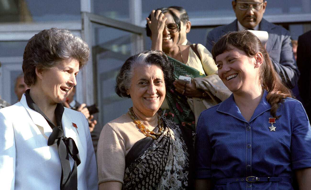 De gauche à droite: la première femme cosmonaute au monde Valentina Terechkova, la première femme Premier ministre indienneIndira Gandhi, la cosmonaute Svetlana Savitskaïa à la Cité des étoiles, 1982