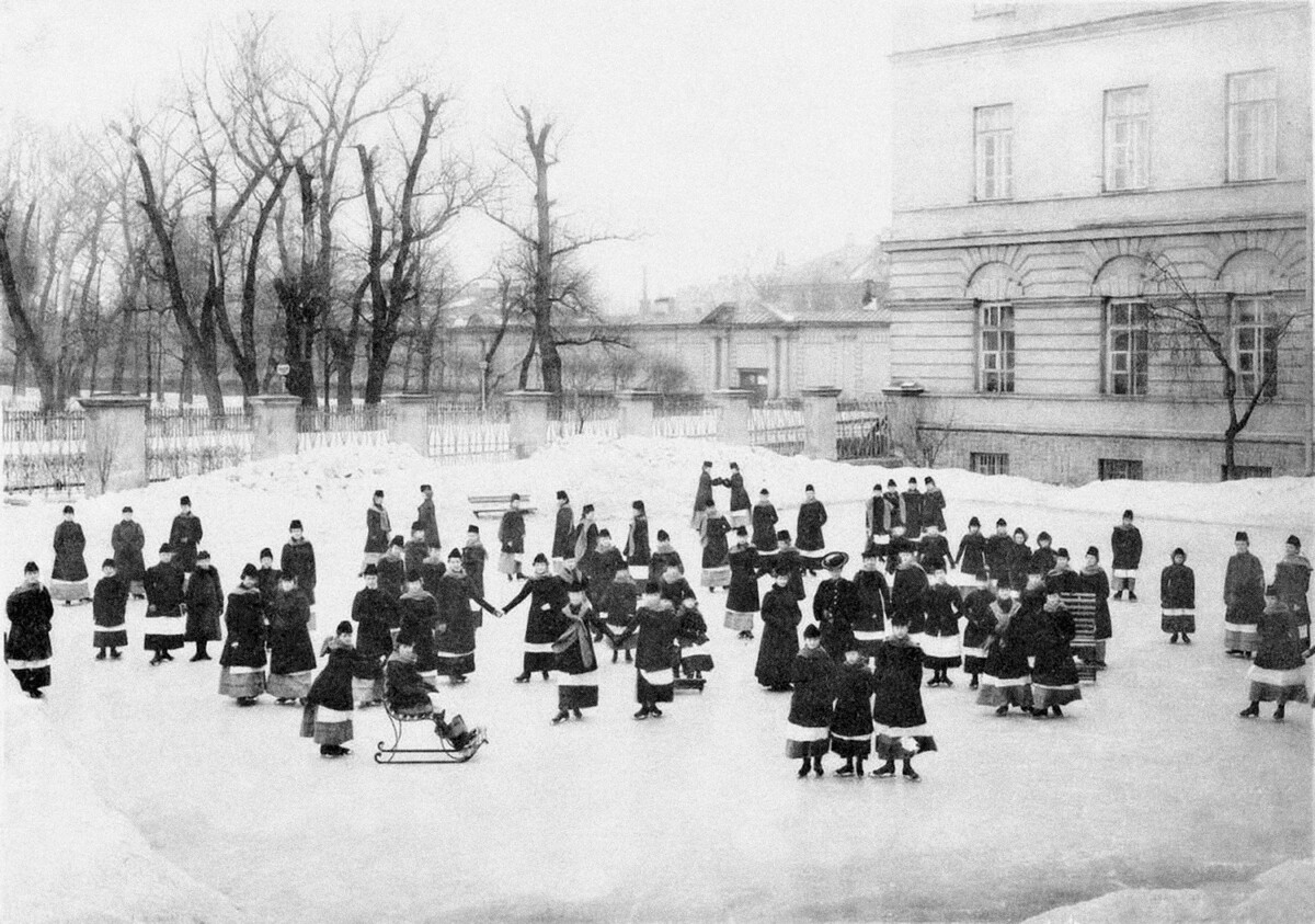 As nobres donzelas do Instituto Smôlni na pista de gelo, por volta de 1913.