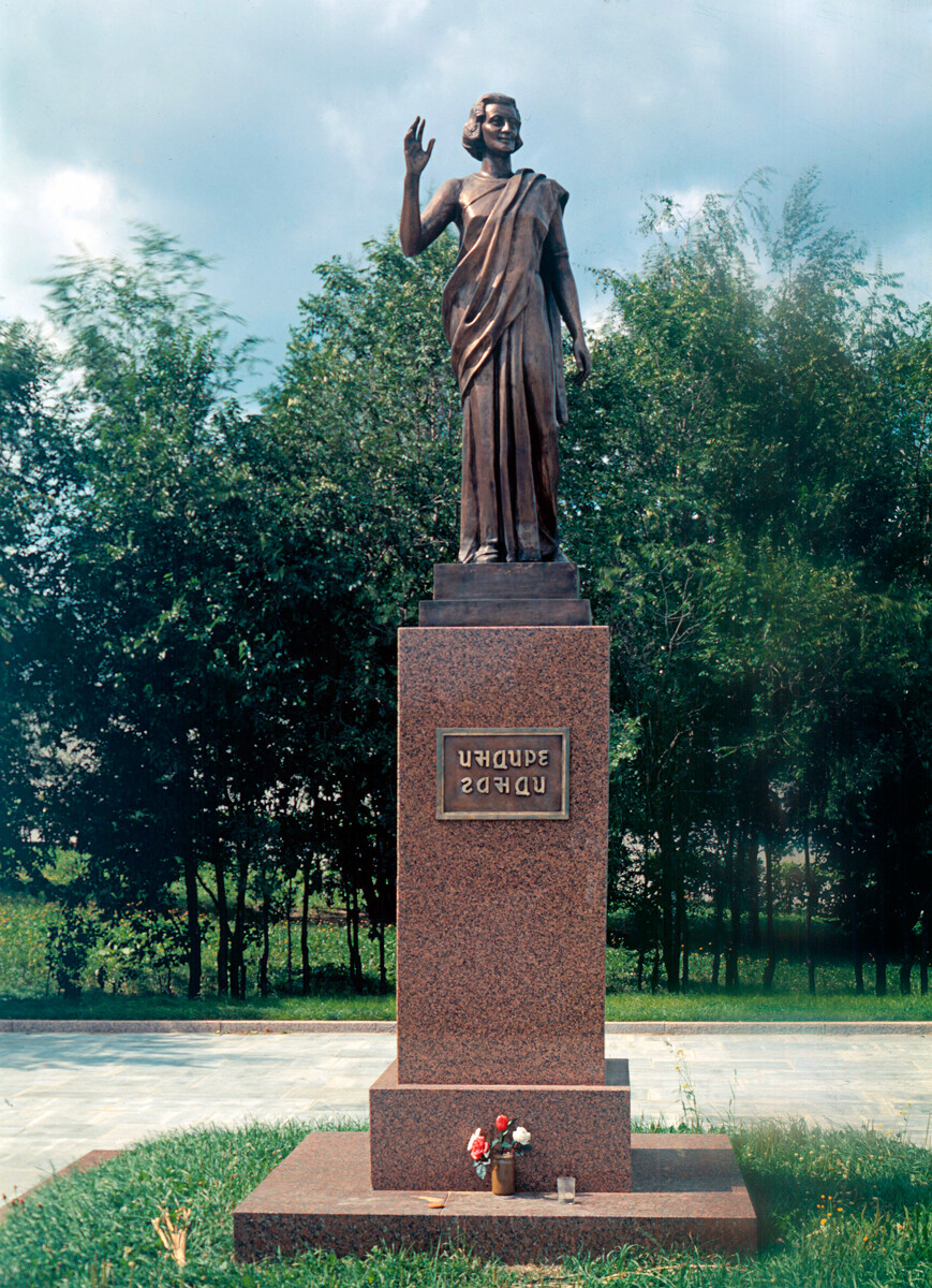 Памятник Индире Ганди на площади Индиры Ганди