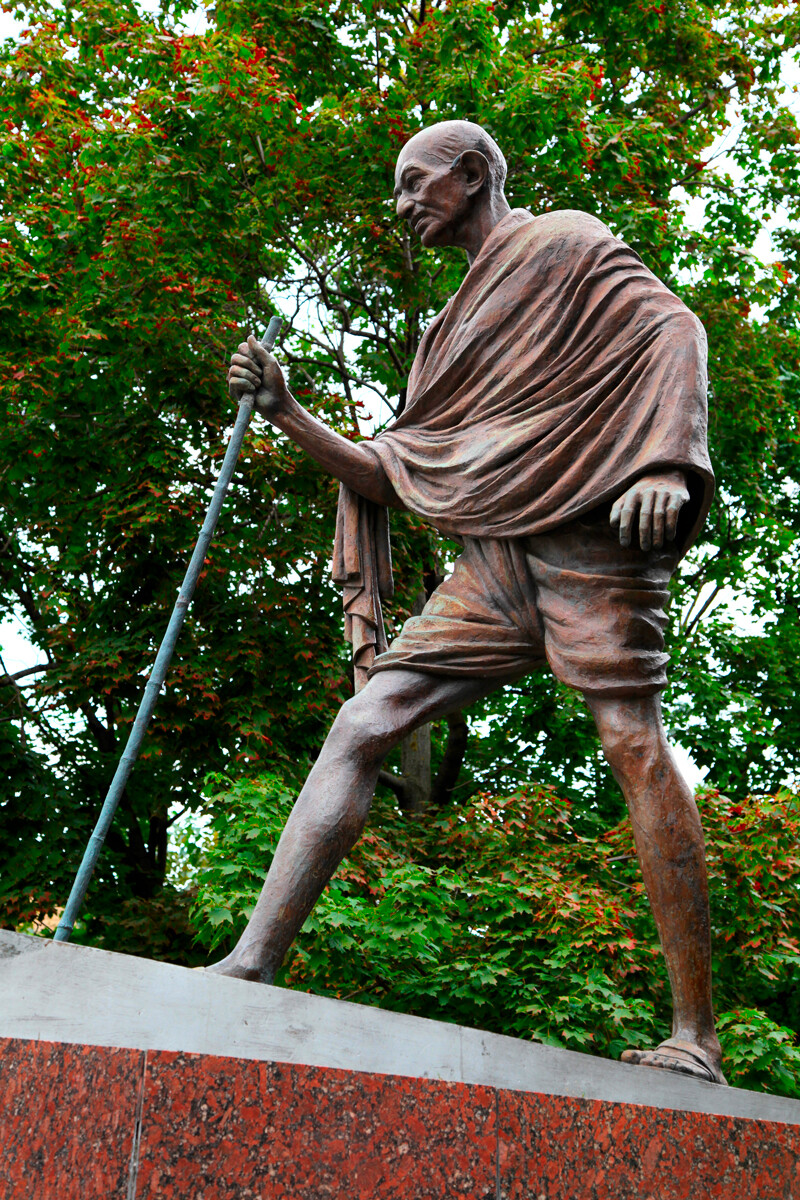 Памятник Махатме Ганди на площади Индиры Ганди