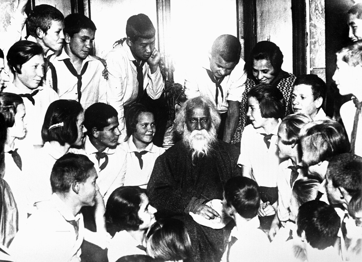 Тагор на встрече с советскими пионерами, 1930