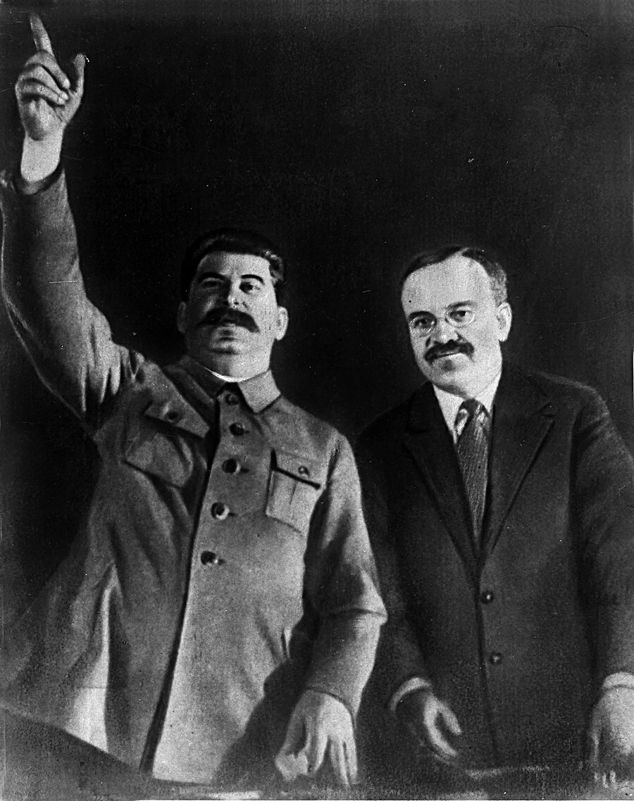 Stalin y Mólotov asisten a la ceremonia de apertura del metro de Moscú. 1935. Moscú. URSS.