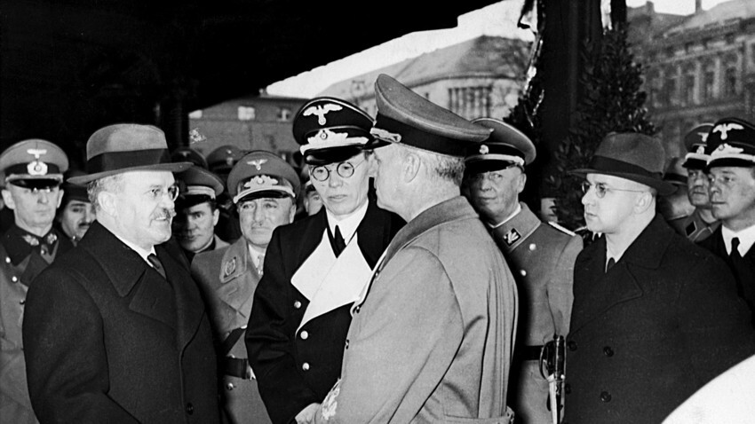 Mólotov habla con el ministro de Asuntos Exteriores del Reich, Joachim von Ribbentrop, antes de la salida de Mólotov de Berlín el 14 de noviembre de 1940. La amistad soviético-alemana no duró más de dos años.