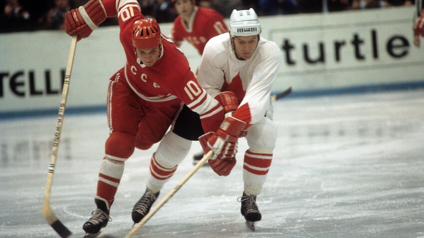 Il numero 10 della squadra sovietica di hockey su ghiaccio Aleksandr Maltsev e il numero 15 del Canada Red Berenson si contendono il disco durante le Summit Series del 1972 al Palazzo dello sport “Luzhnikí” di Mosca
