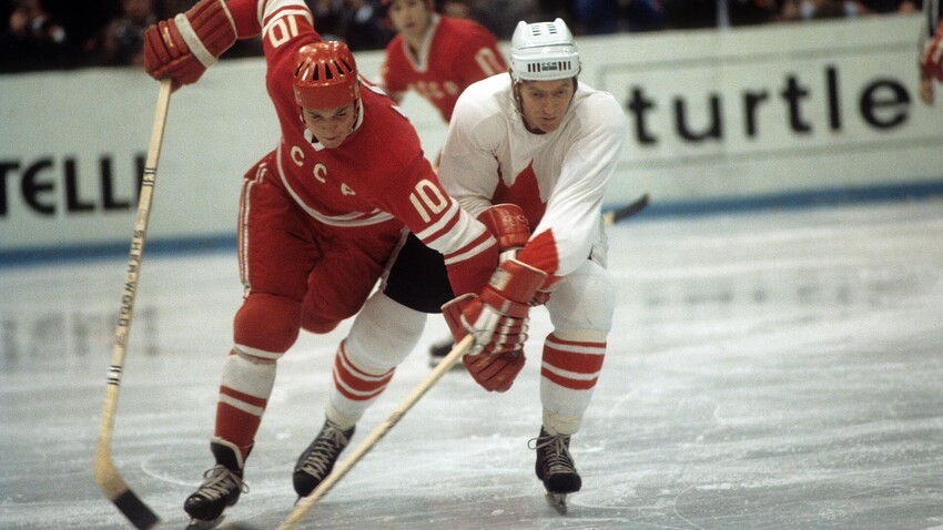 Aleksander Malzew (Nr. 10) aus der Sowjetunion und Red Berenson (Nr. 15) aus Kanada kämpfen während der Summit Series 1972 im Luschniki-Eispalast in Moskau, Russland, um den Puck.