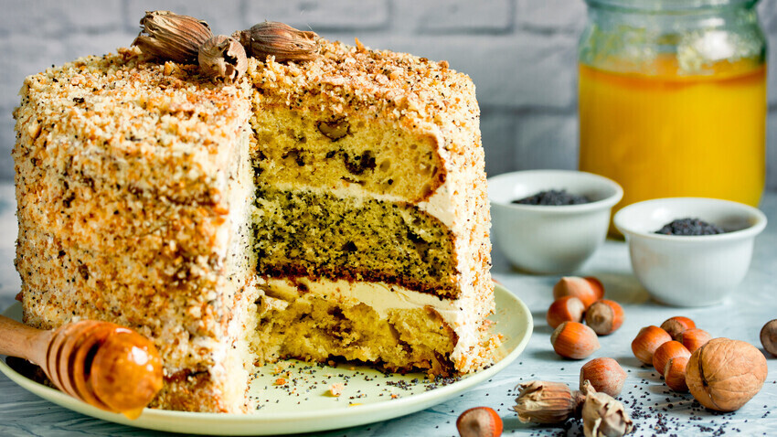 Karena ukurannya yang besar – 2 kilogram – dengan berbagai variasi rasa dalam biskuitnya, kue “Menteri” sangat cocok untuk pesta besar.
