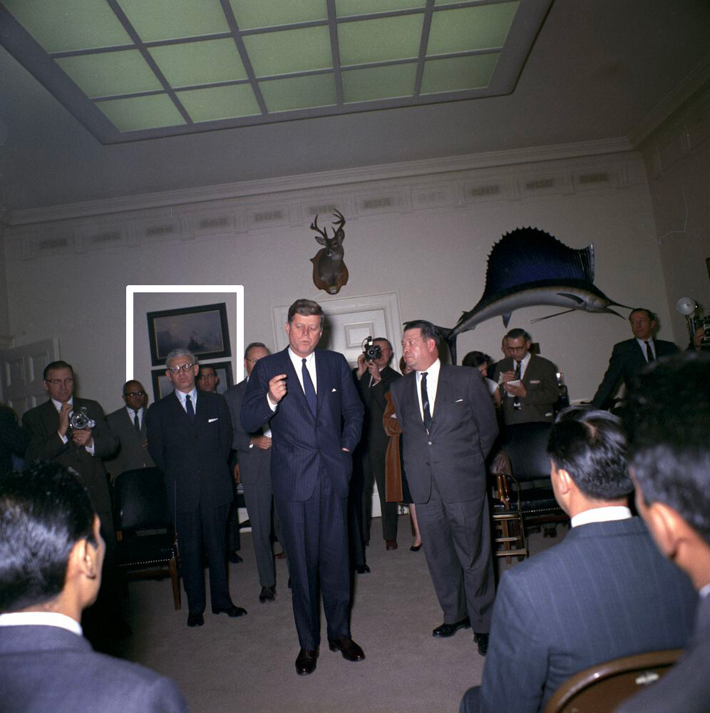 Presiden John F. Kennedy (tengah) berbicara kepada sekelompok pemimpin buruh Amerika Latin di Fish Room, Gedung Putih, Washington, D.C.