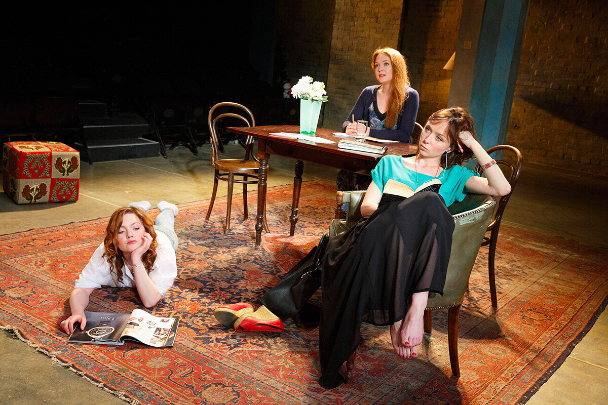 De izquierda a derecha: Holliday Grainger (Irina), Olivia Hallinan (Olga), Emily Taaffe (Masha) en 'Tres hermanas' de Chéjov en el Southwark Playhouse, Londres