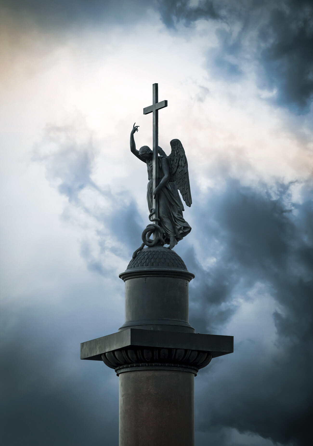 Неговата светост патријархот Кирил ја осветуваше скулптурата „Ангелот-чувар на Санкт Петербург“. Моштите на апостолите Петар и Павле се положени во ангелскиот крст, кој е идентична копија на скулптурата на Александровскиот столб на Дворцовиот плоштад.