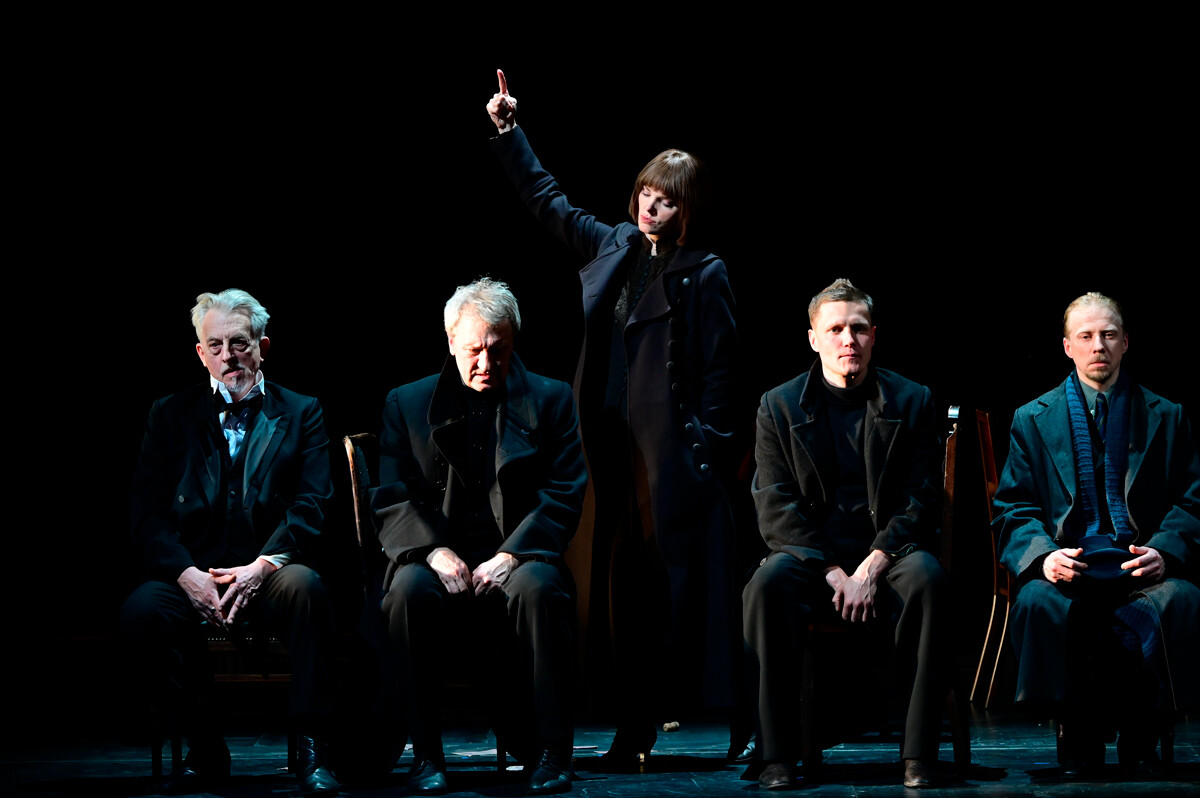 La pièce Les Frères Karamazov sur la scène du Théâtre académique Vladimir Maïakovski de Moscou