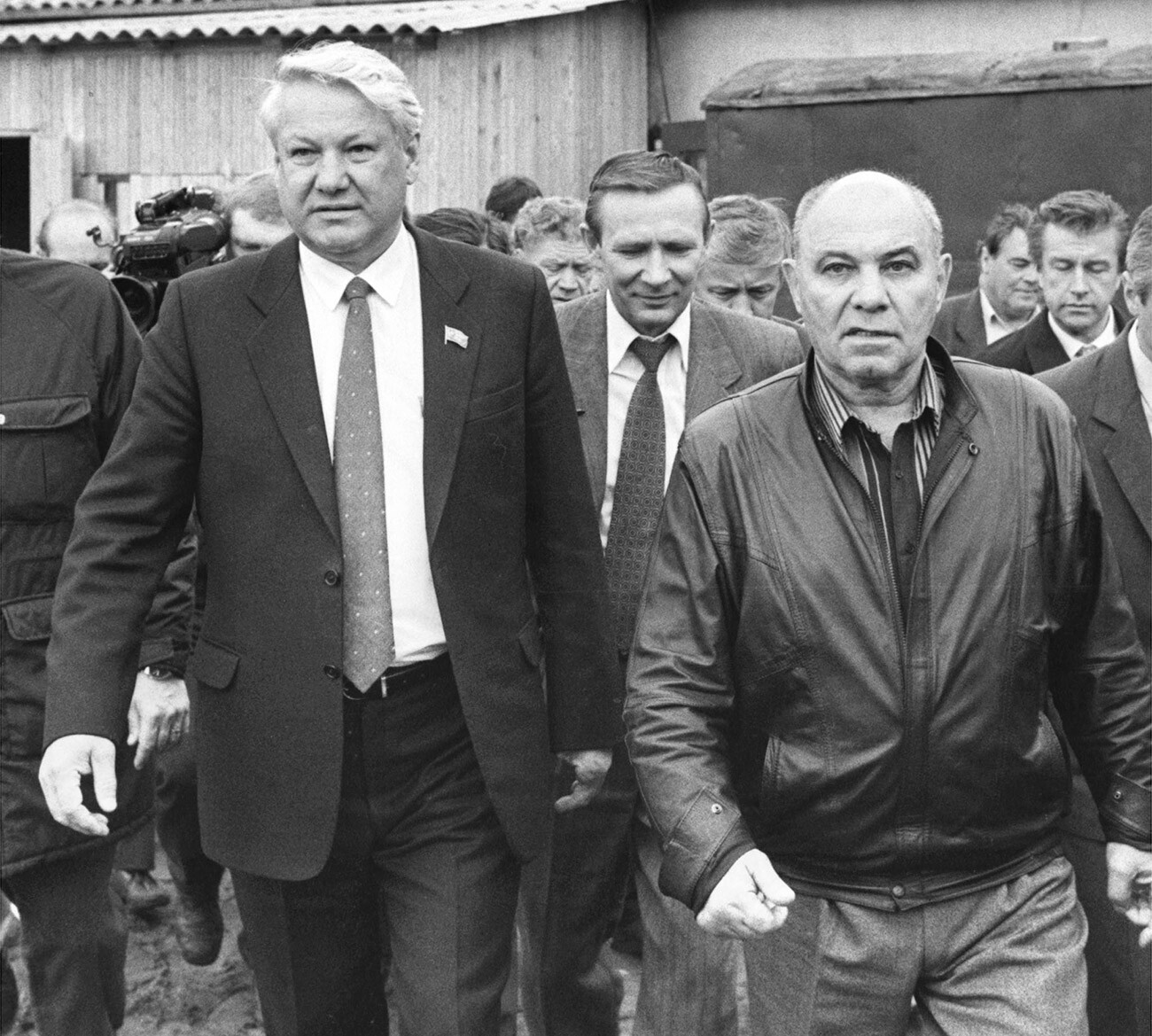 Boris Eltsine lors d'une visite à la coopérative Stroïtel, avec Nikolaï Travkine, à droite, et Vadim Toumanov, chef de la coopérative