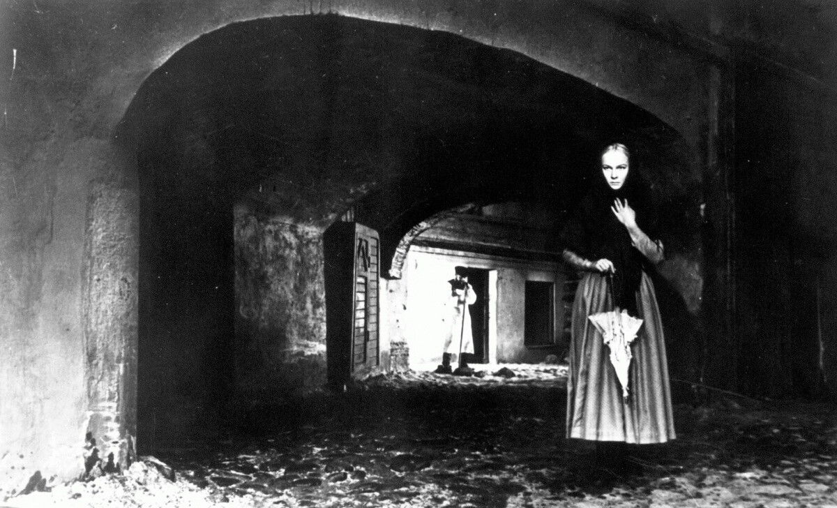  Кадри от кино лентата Престъпление и наказване / реж. Лев Кулиджанов, 1969 