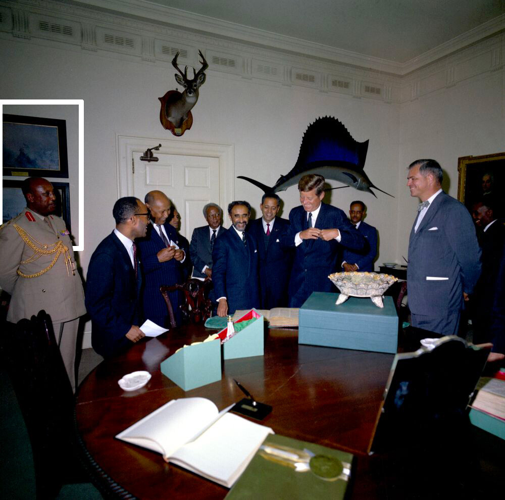 Präsident John F. Kennedy lacht mit dem Kaiser von Äthiopien, Haile Selassie I., beim Austausch von Geschenken im Fischzimmer des Weißen Hauses.
