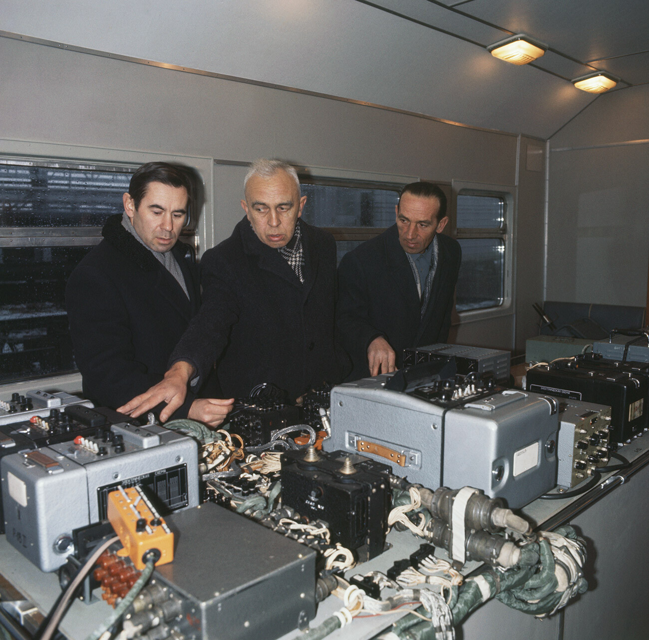 Les participants au projet du wagon-laboratoire à grande vitesse, de gauche à droite: les ingénieurs G. Nekrach et B. Arefiev, ainsi que l'ouvrier d'atelier N. Zaïtsev à l'intérieur du wagon