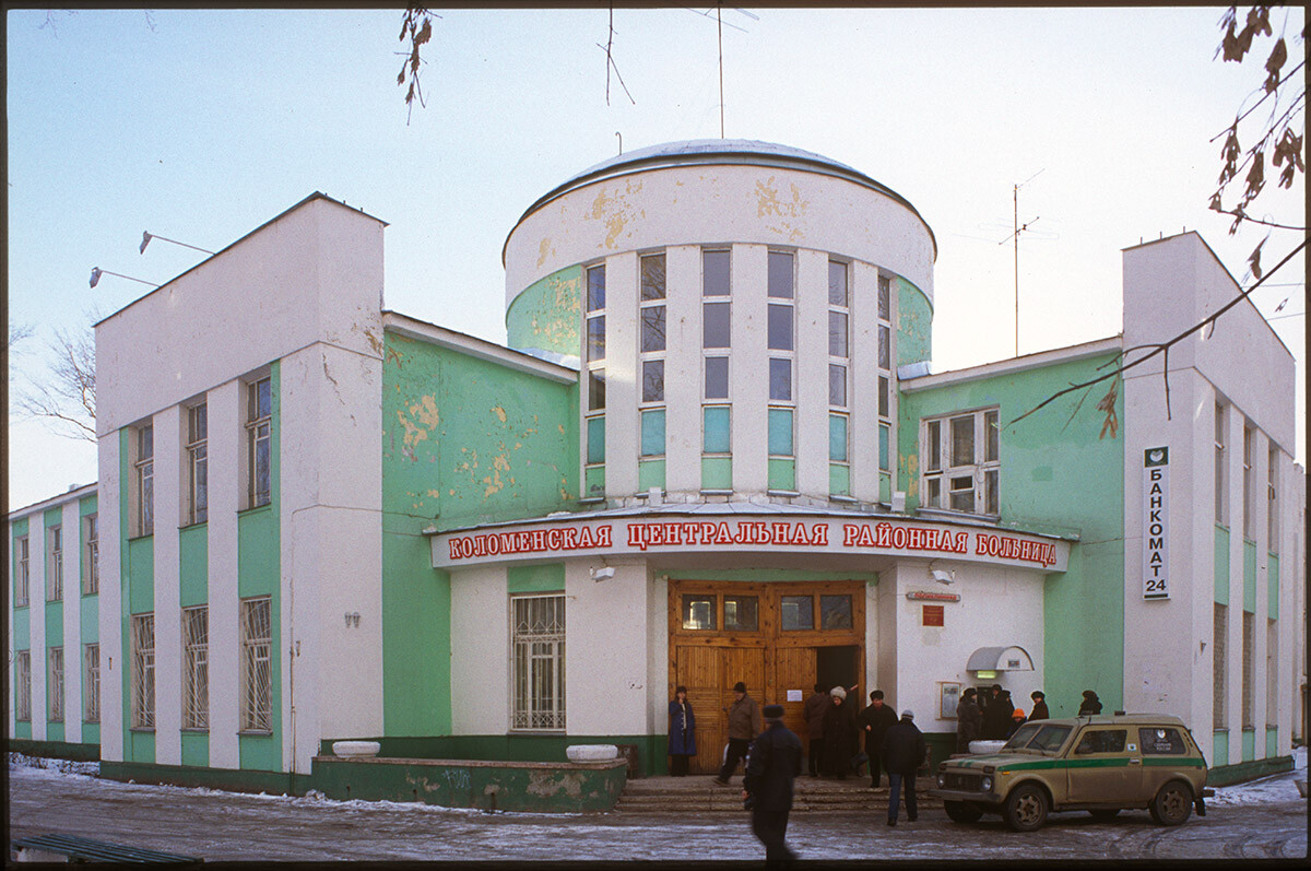 Kolomna Central Regional Hospital, October Revolution Street 318. Excellent example of Constructivist architecture (completed 1930). December 26, 2003.