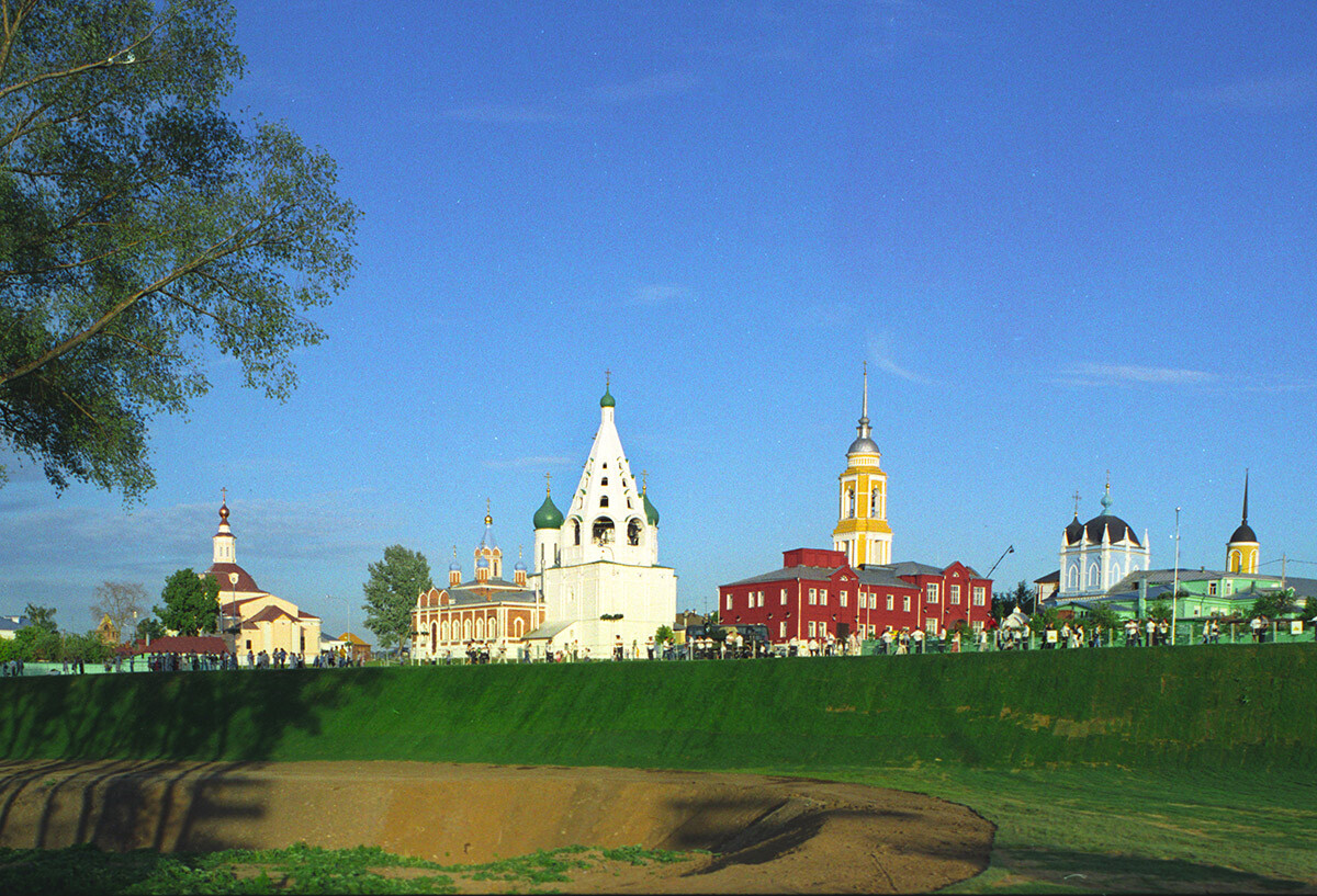 Kolomna panorama. From left: Church of Resurrection in the Fortress, Church of Tikhvin Icon of the Virgin, Bell tower & Dormition Cathedral, School No. 3, bell tower of New Golutvin Trinity Convent, Church of Intercession at New Golutvin Convent. May 24, 2007.