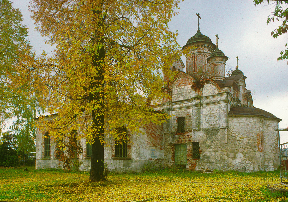 Kolomna. Church of the Conception of John the Baptist at Gorodishche. South view. October 12, 1992.