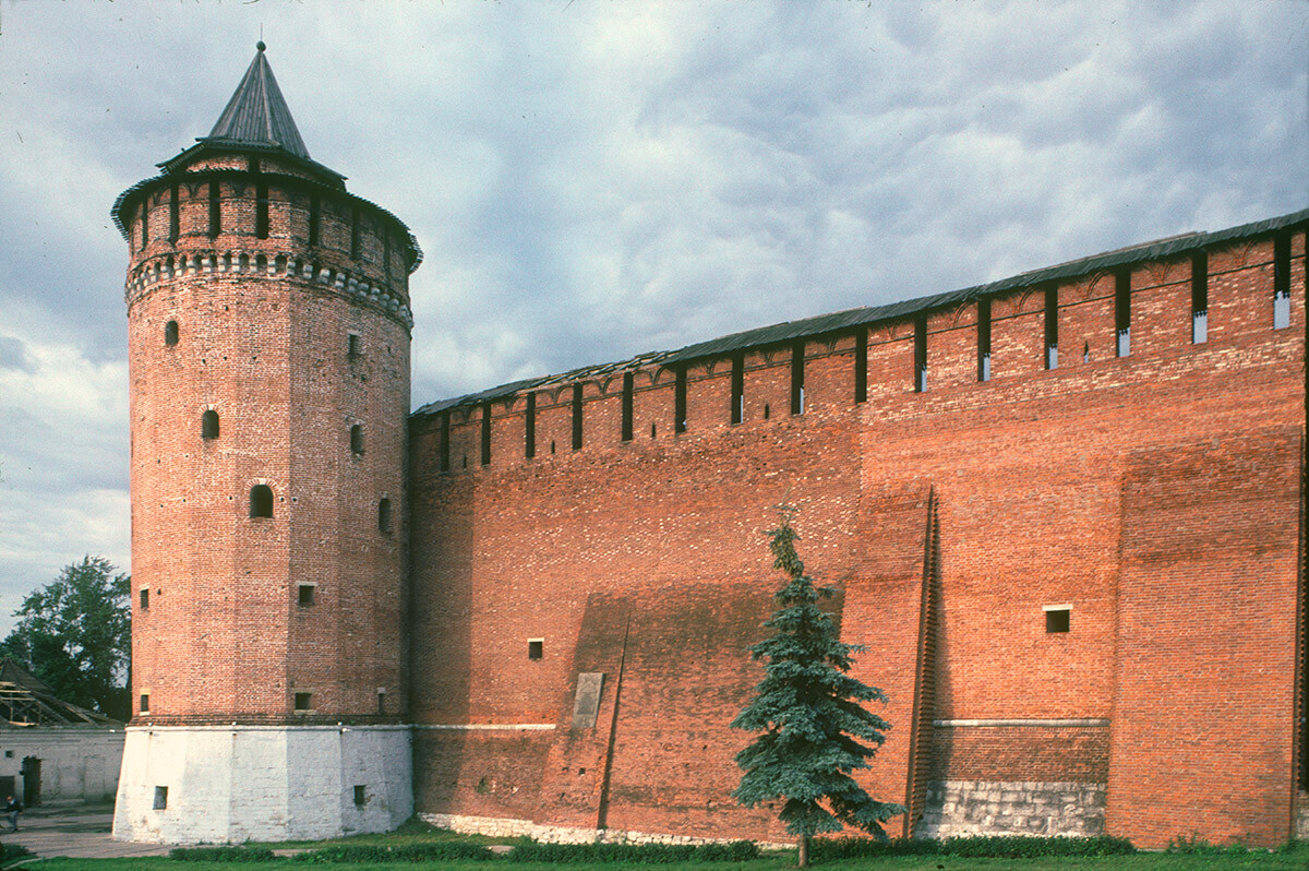 Kolomna kremlin (fortress). Kolomna (Marinka) Tower. August 19, 2003.