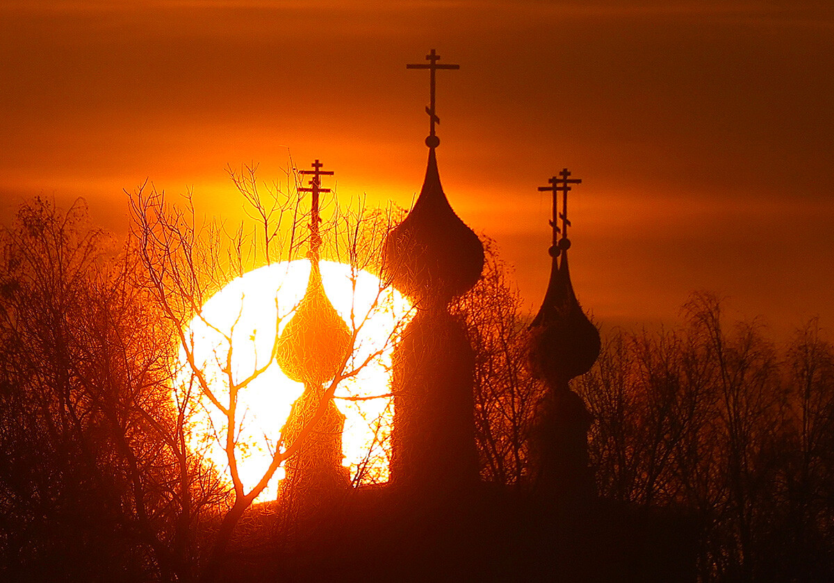 22. oktober 2022: Pogled na cerkev Odrešenikove Preobrazbe ob sončnem zahodu, Kinešma, Ivanovska regija, Rusija 