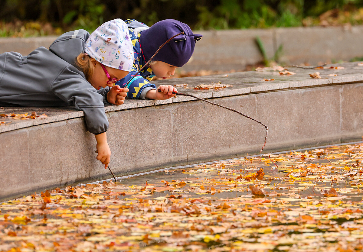 2. oktober 2022: Otroci na sprehodu v parku  v čast 40. obletnice Vsezvezne leninske zveze mladih komunistov