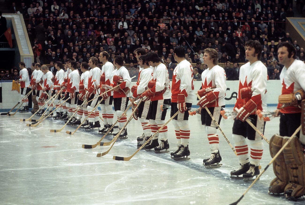 La squadra canadese si schiera durante le presentazioni dei giocatori prima della gara 5 delle Summit Series del 1972, il 22 settembre 1972 al Palazzo dello sport “Luzhnikí” di Mosca. Il match fu vinto 5-4 dall’Urss