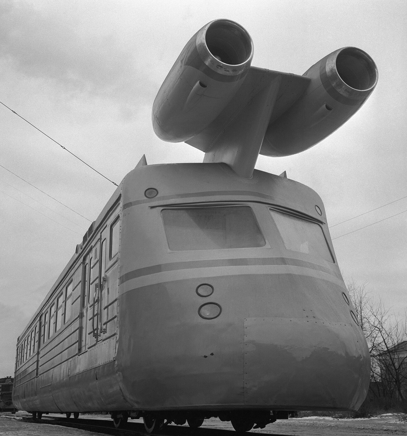 Un vagón de alta velocidad con motor a reacción construido sobre la base del vagón de cabeza del tren eléctrico ER-22 en la fábrica de vagones de Kalininski, región de Tver, 29 de noviembre de 1970.
