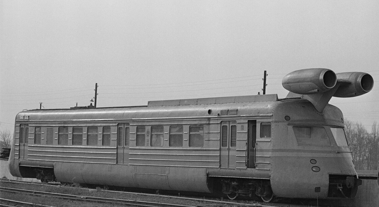Vagón de propulsión a chorro con el motor del YaK-40 durante las pruebas en el ferrocarril de Pridnepróvskaia.