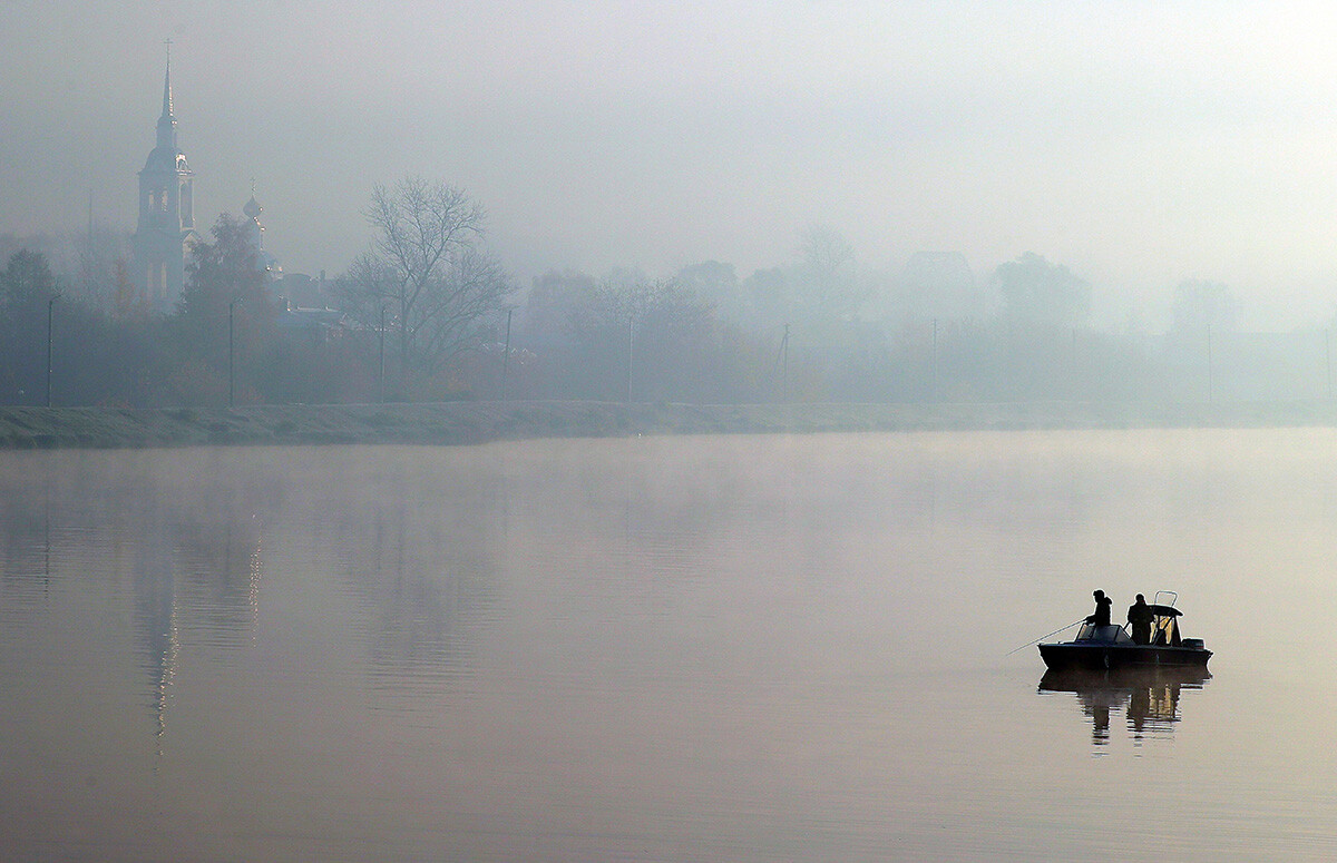  РУСИЯ, КИНЕШМА - 22 ОКТОМВРИ 2022 Г.: Мъгла над р. Волга в гр. Кинешма 