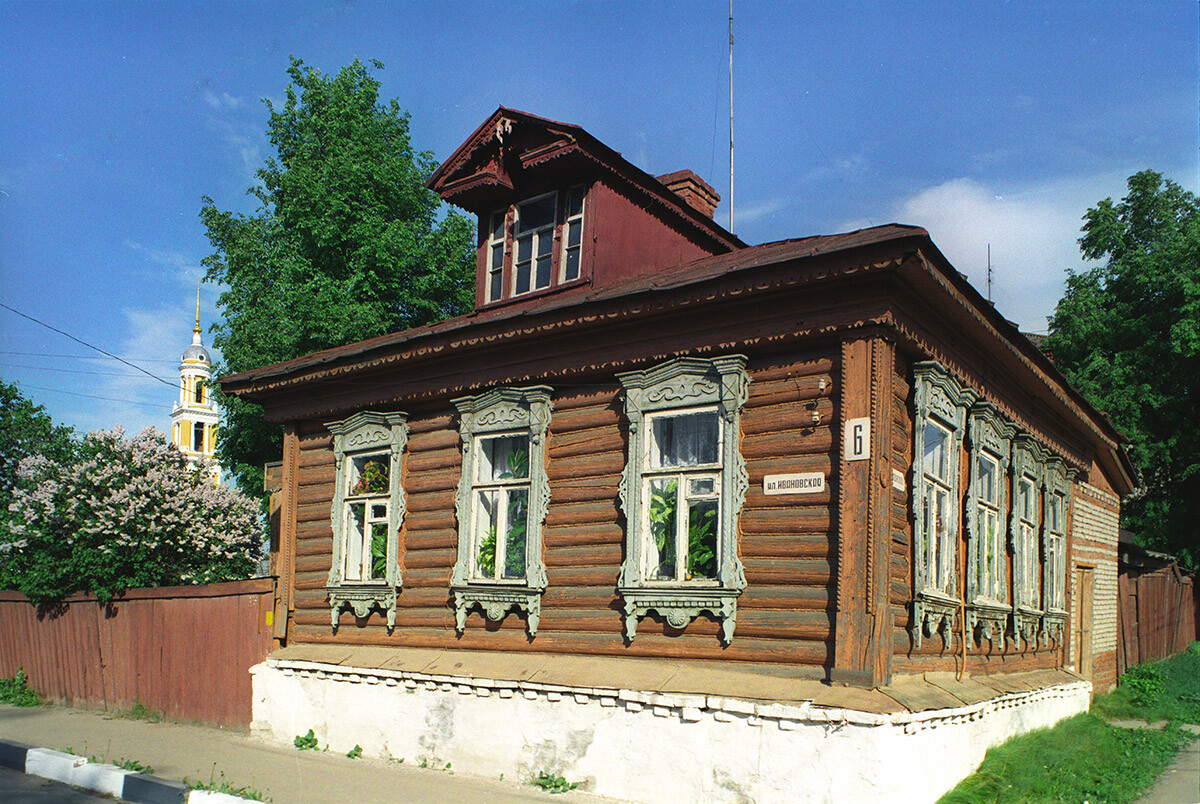 Maison en bois avec des lilas en fleur, coin du 6, rue Ivanov et de la rue Grajdanski