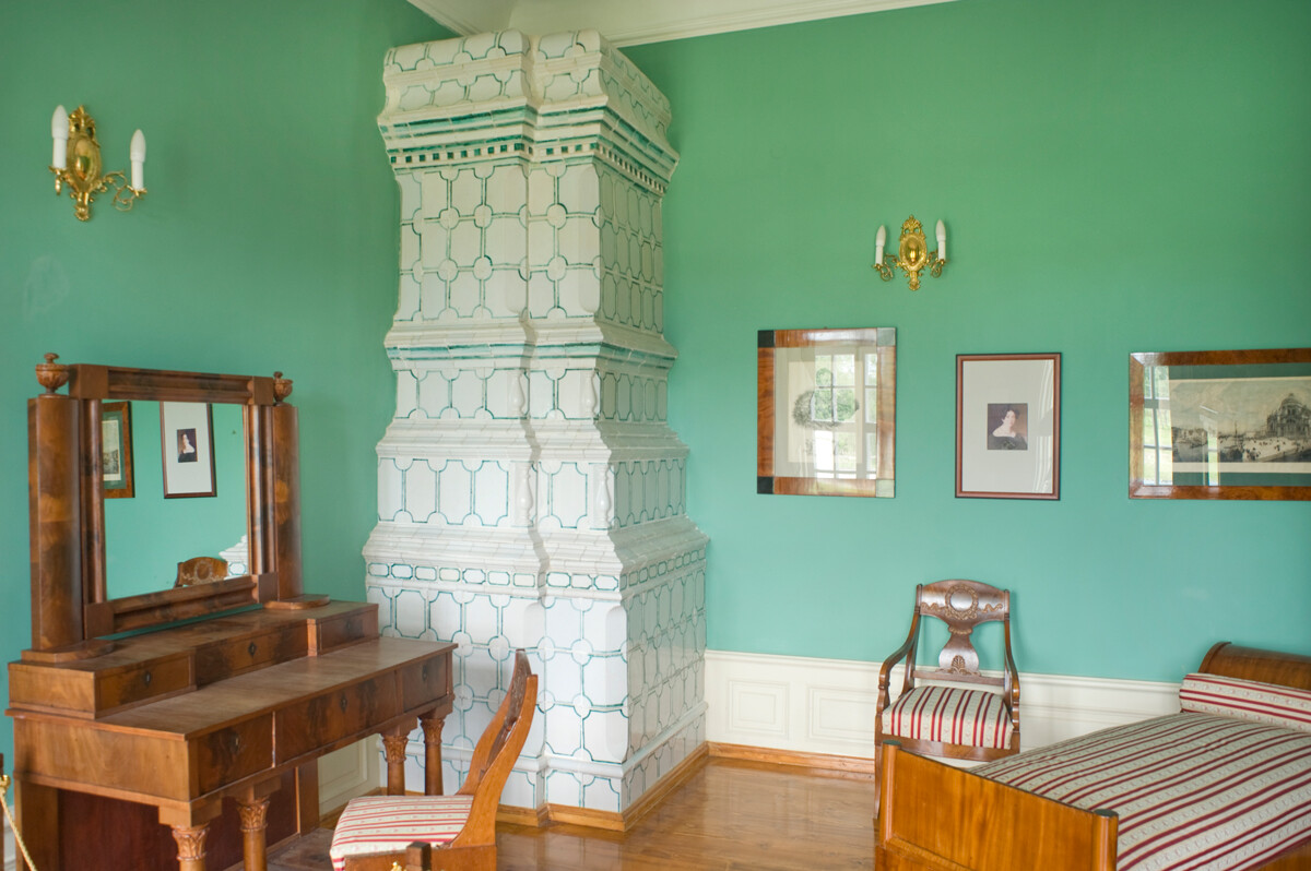 Tenuta Khmelita. Casa padronale, biblioteca, con stufa in ceramica a motivi (stanza in cui soggiornò il giovane Aleksandr Griboedov). 23 agosto 2012