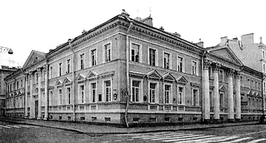 La Junta médica en el edificio de la Farmacia principal de San Petersburgo