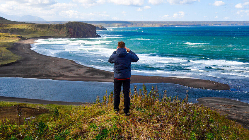 Un hombre toma una foto en la isla Iturup, la mayor de las islas Kuriles.
