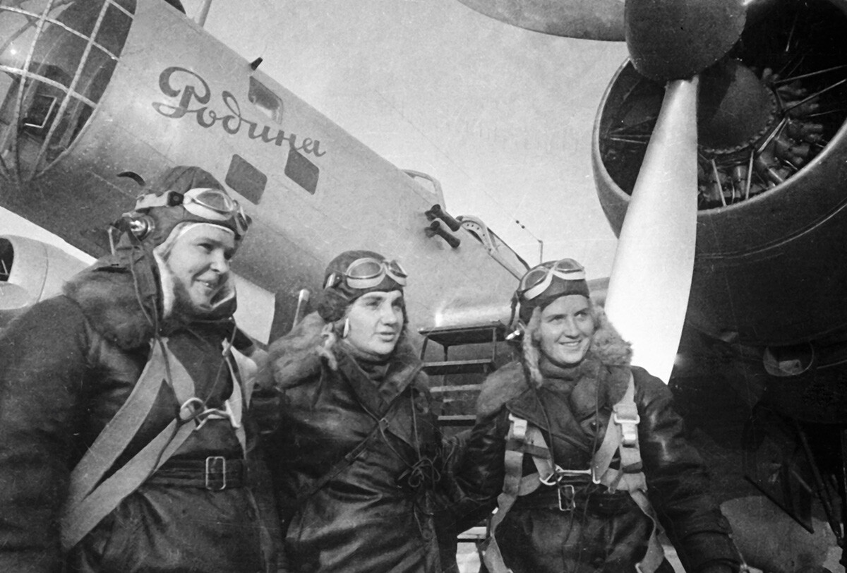 07 - 24. - 25. september 1938: Polina Osipenko, Valentina Grizodubova in Marina Raskova (od leve proti desni) na rekordnem letu brez postanka z letalom 'Rodina' na relaciji Moskva - Daljni vzhod. Pred poletom