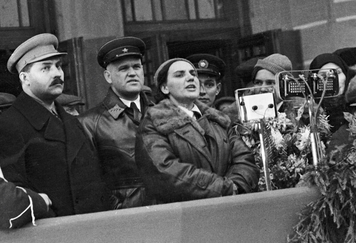 Valentina Grizodubova (1909-1993) nastopa na srečanju na železniški postaji Belorusskij vokzal v spomin na udeleženke poleta Moskva-Daljni vzhod