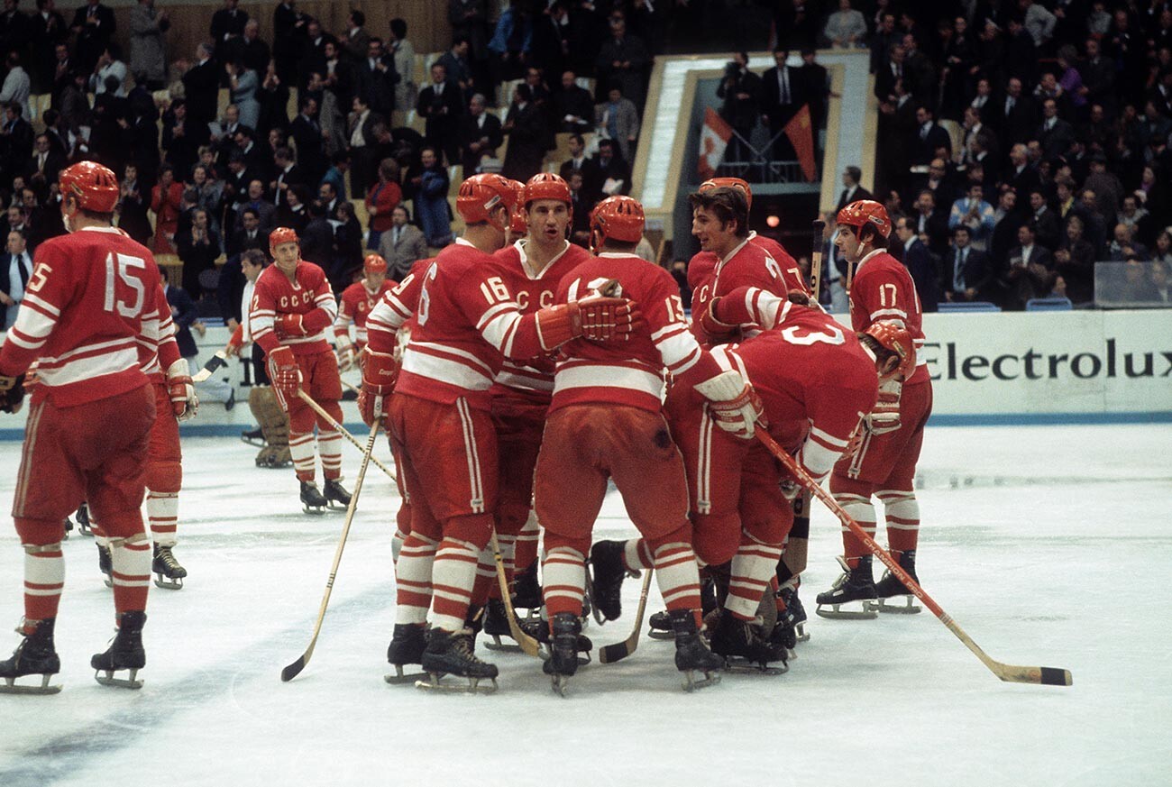 Die Mannschaft der Sowjetunion feiert nach dem Sieg in Spiel 5 der Gipfelturniere 1972 am 22. September 1972 im Luschniki-Eispalast in Moskau, Russland.
