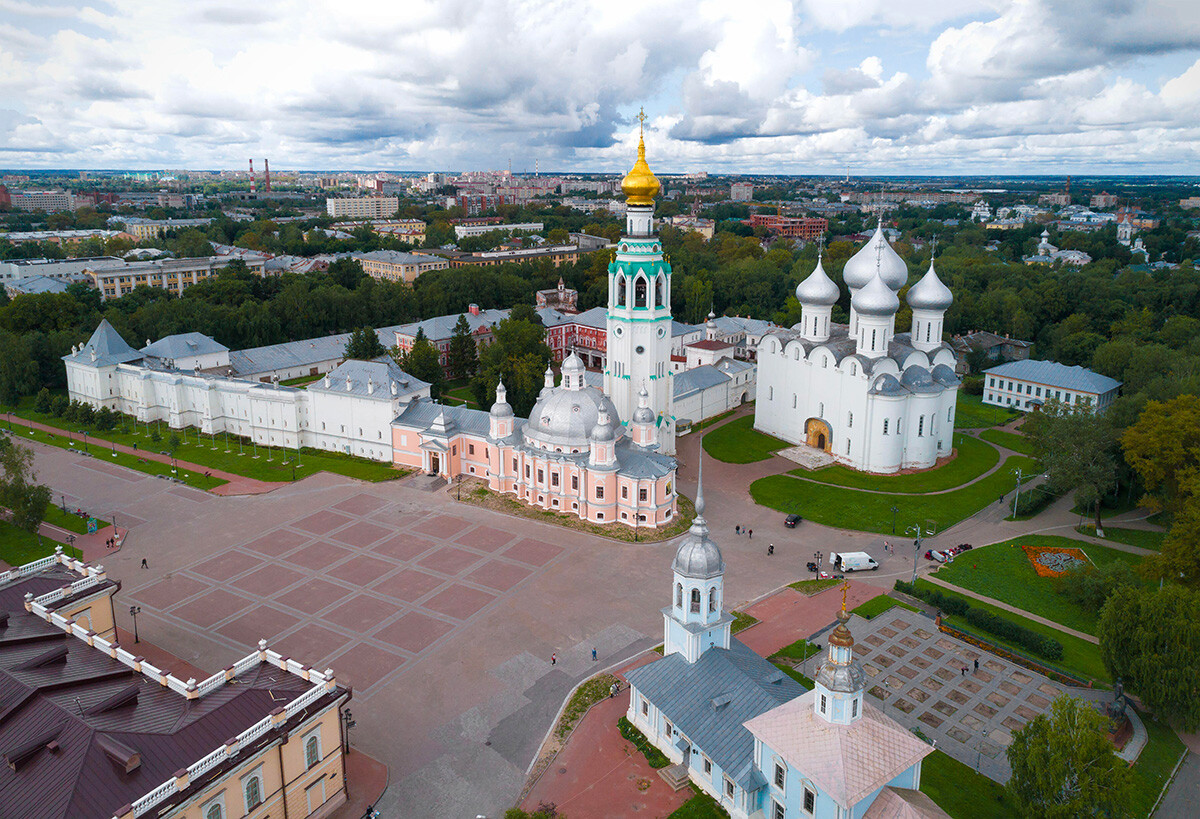 Pogled na kremelj v Vologdi iz zraka na oblačen avgustovski dan, Rusija 