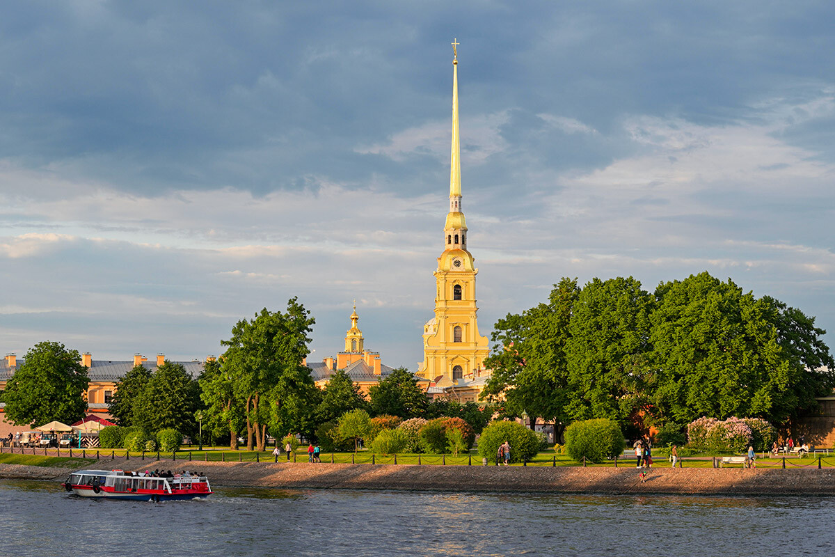Stolp Petropavlovske katedrale nad Zajčjim otokom v Sankt Peterburgu, Rusija 