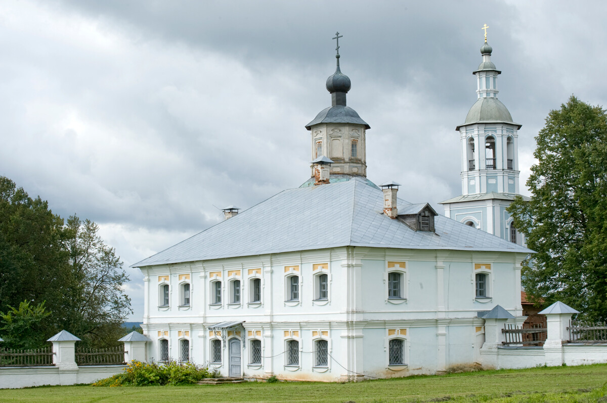 Un bâtiment de service et le clocher de l’église de la Vierge-de-Kazan au fond