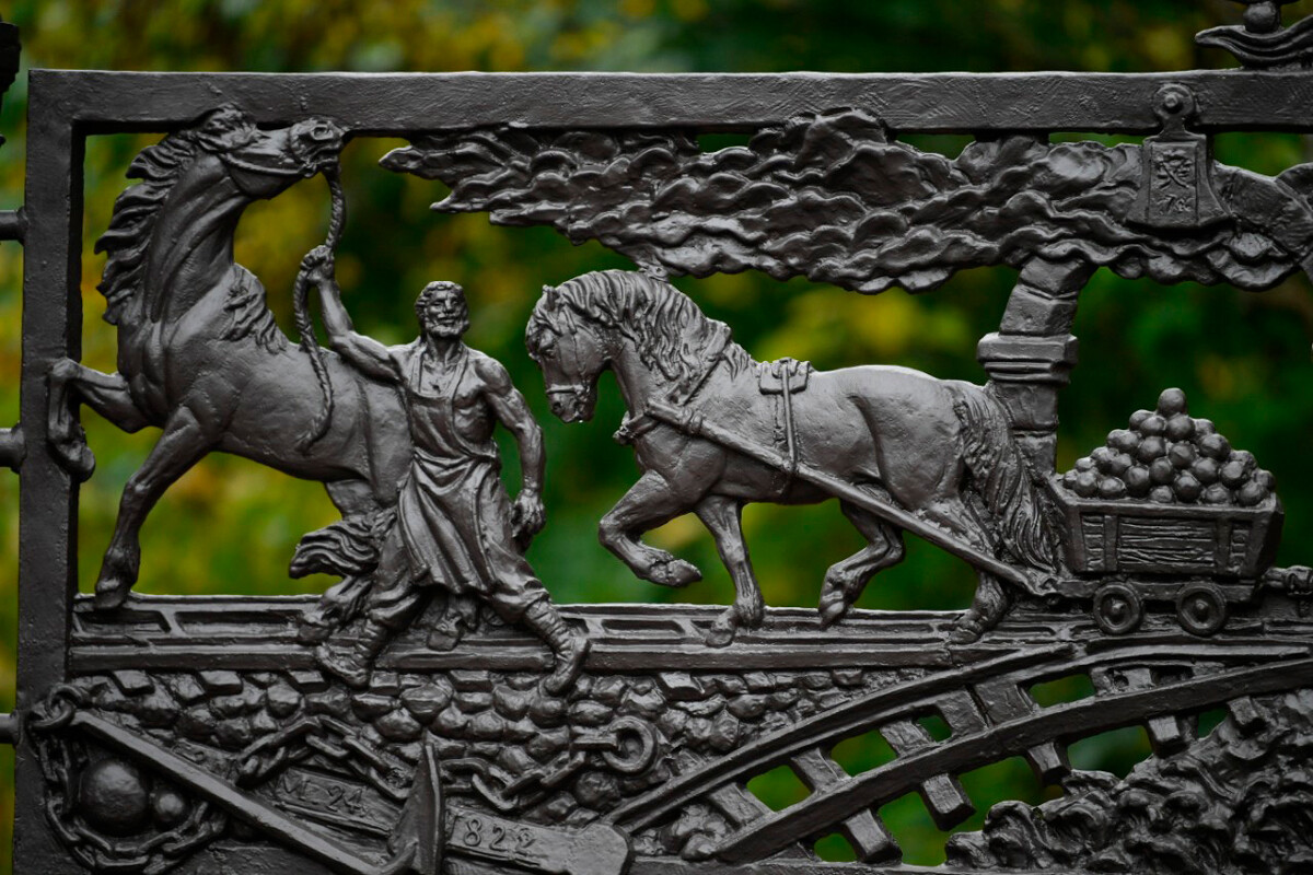 Bas-reliefs depicting work in the foundry