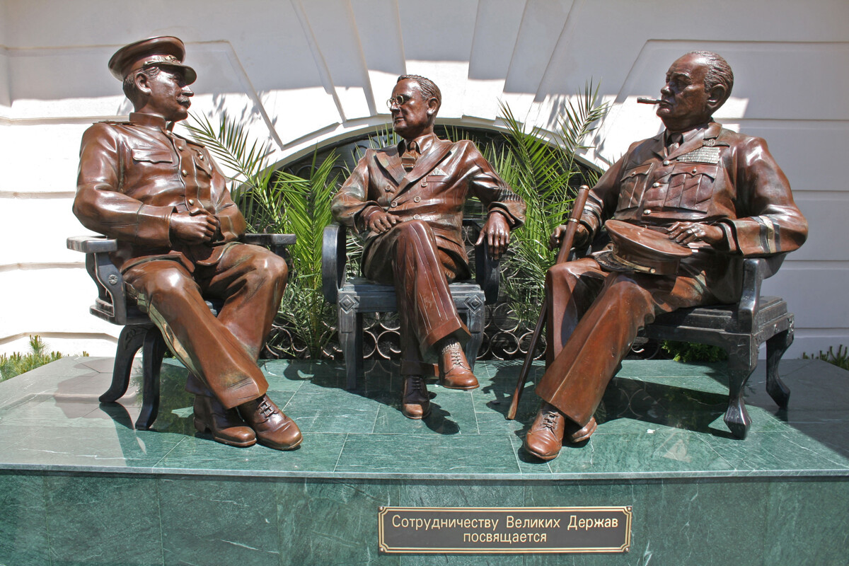 Скульптурная композиция в Сочи изображает Иосифа Сталина, Франклина Рузвельта и Уинстона Черчилля